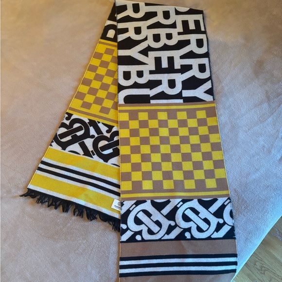 Authentic Burberry Cashmere Scarf/ Wrap. Made in Italy with tag - Picture 1 of 3